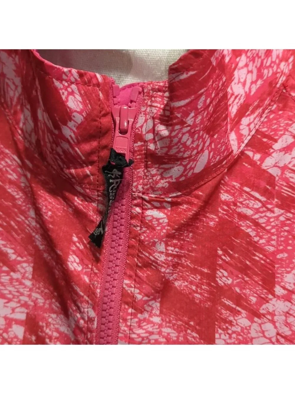 Running Room pattern pink/red reflective windbreaker jacket